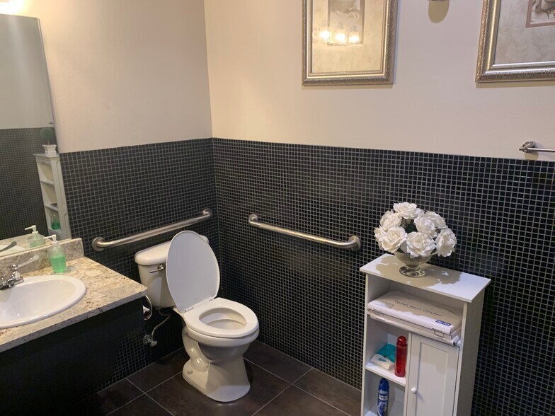 More Photos Of 2920 Inwood Rd, Dallas Office For Sale