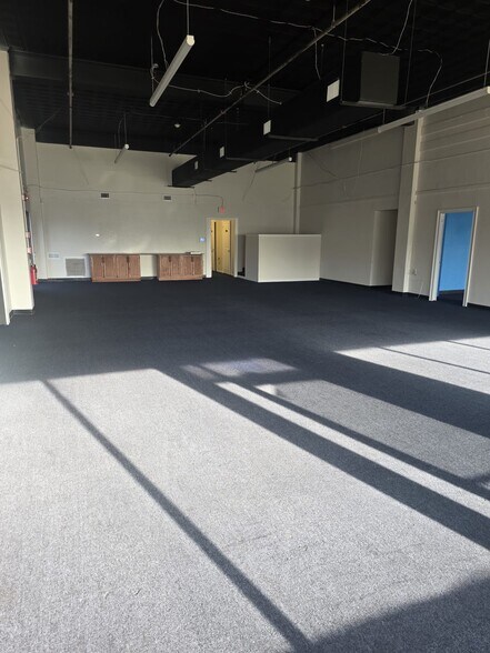 More Photos Of 801 8th Ave W, Palmetto Showroom For Lease