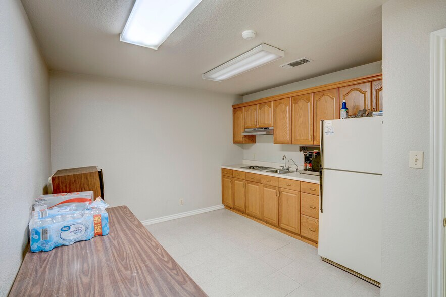 More Photos Of 2620 Carson St, Haltom City Light Distribution For Lease