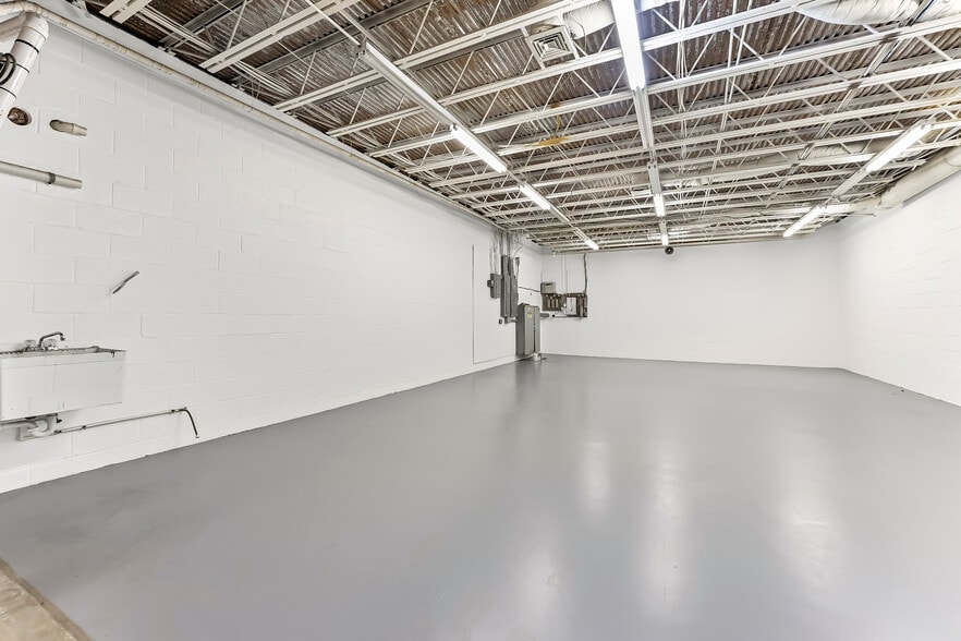 More Photos Of 935 Chestnut St, Gap Showroom For Sale