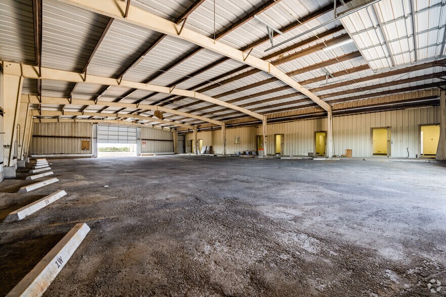 More Photos Of 605 E Yukon Rd, Odessa Warehouse For Lease