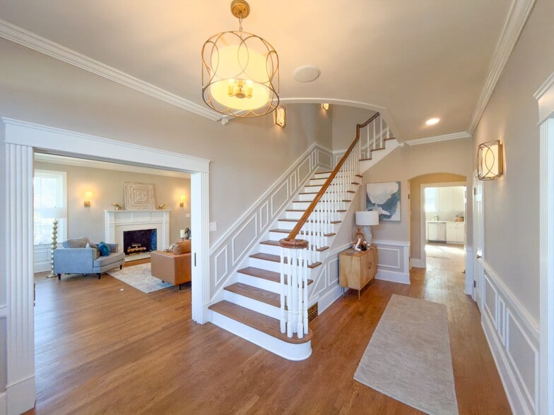 More Photos Of 621 E College St, Pulaski Hotel For Sale