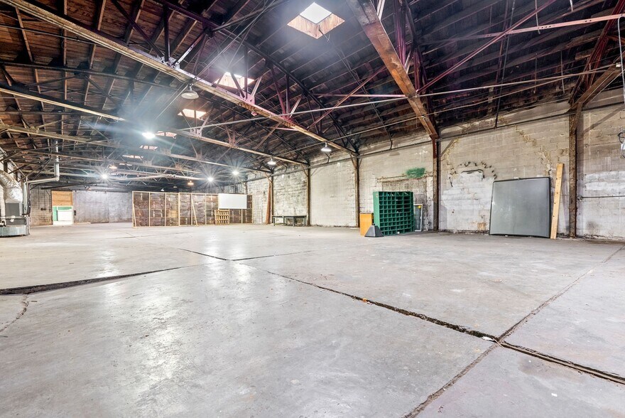 More Photos Of 1214 College St, Clarksville Warehouse For Lease