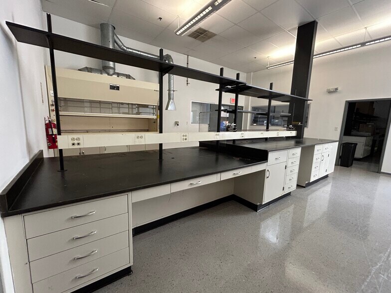 More Photos Of 38-72 Cummings Park, Woburn Light Manufacturing For Lease