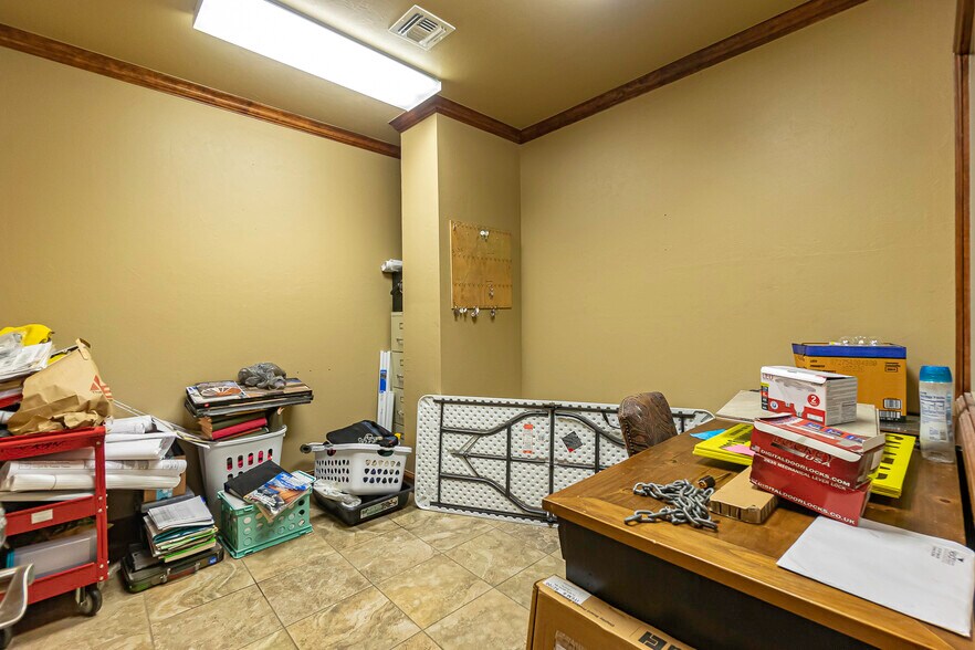 More Photos Of 1302 SW Lee Blvd, Lawton Storefront Retail Office For Lease