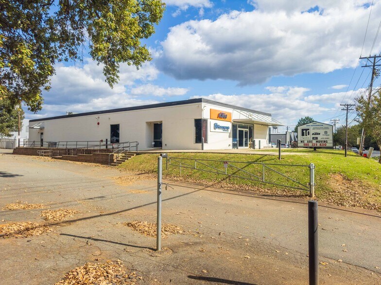 More Photos Of 10501 Monroe Rd, Matthews Storefront For Sale