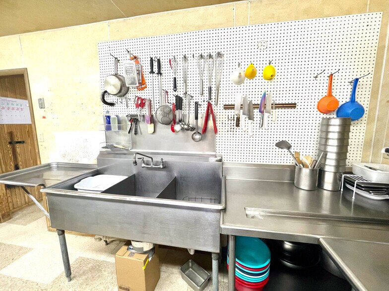 More Photos Of 924 N Main St, Mountain Grove Restaurant For Sale