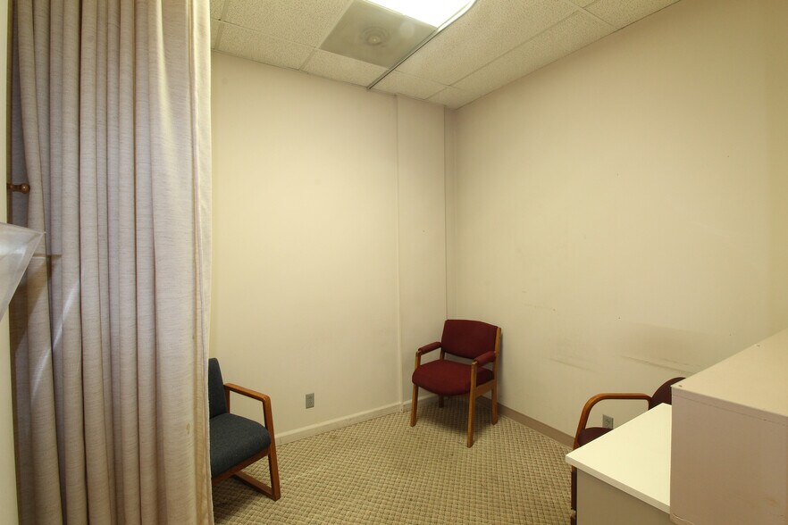 More Photos Of 5911-5921 Rutledge Pike, Knoxville Medical For Lease