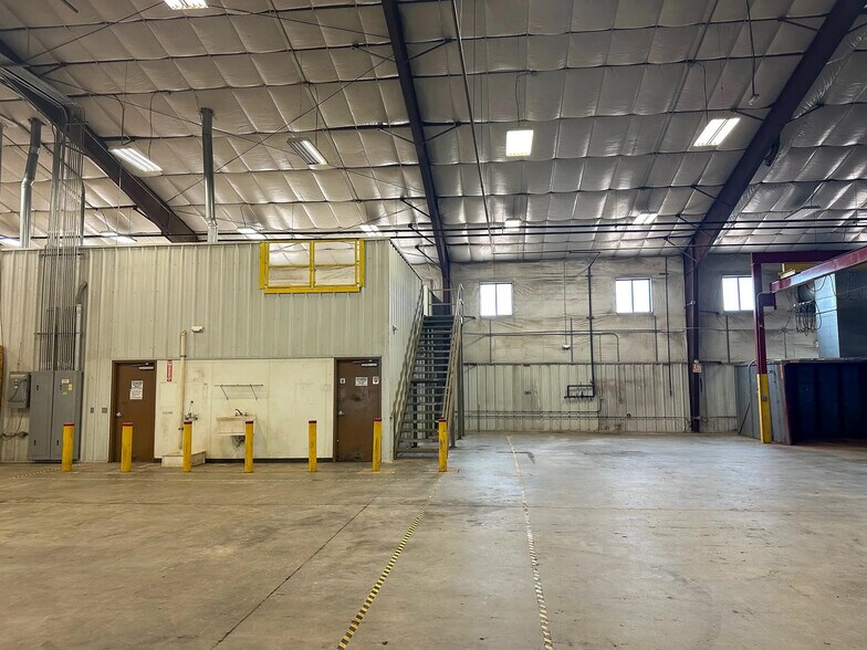 More Photos Of 5066 Owan Industrial Park Dr, Williston Warehouse For Lease