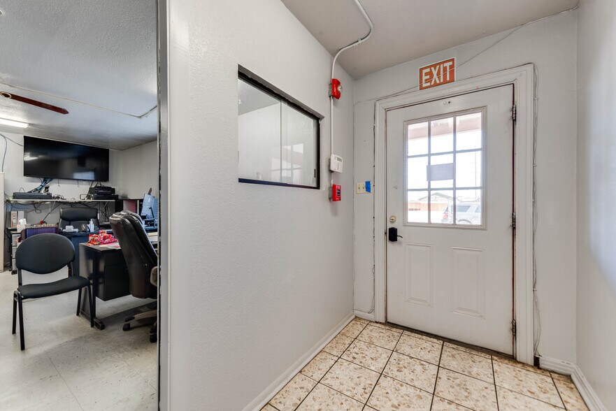 More Photos Of 1005 Austin St, Midland Storefront For Sale