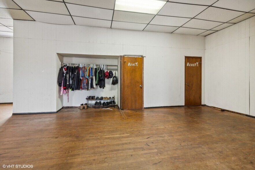 More Photos Of 309 E Walnut St, Oglesby Restaurant For Sale