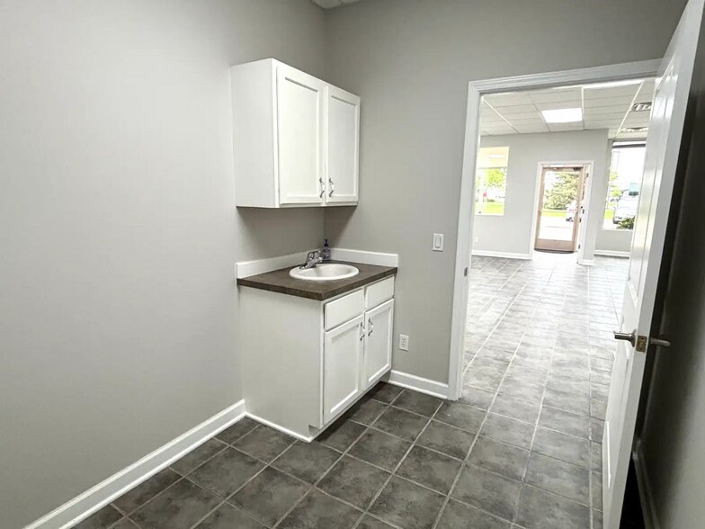 More Photos Of 5795-5797 Balsam Dr, Hudsonville Office For Lease