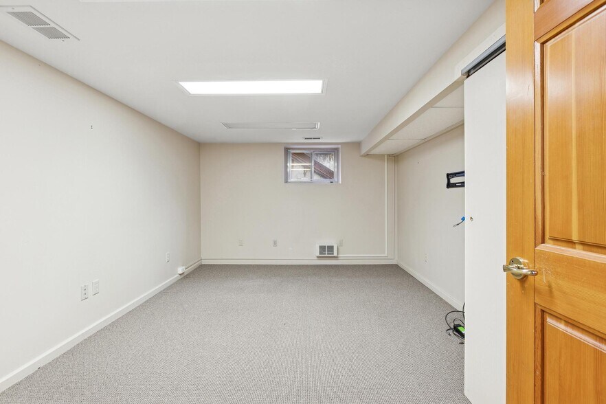 More Photos Of 327 Spokane Ave, Whitefish Flex For Sale