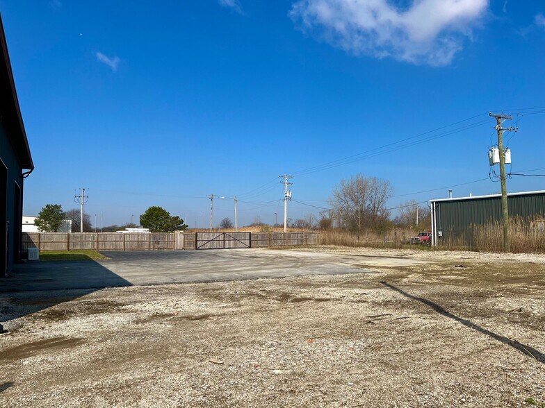 More Photos Of 2660 Bond St, University Park Service For Lease