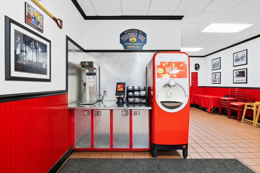 More Photos Of 18500 Veterans Blvd, Port Charlotte General Retail For Sale
