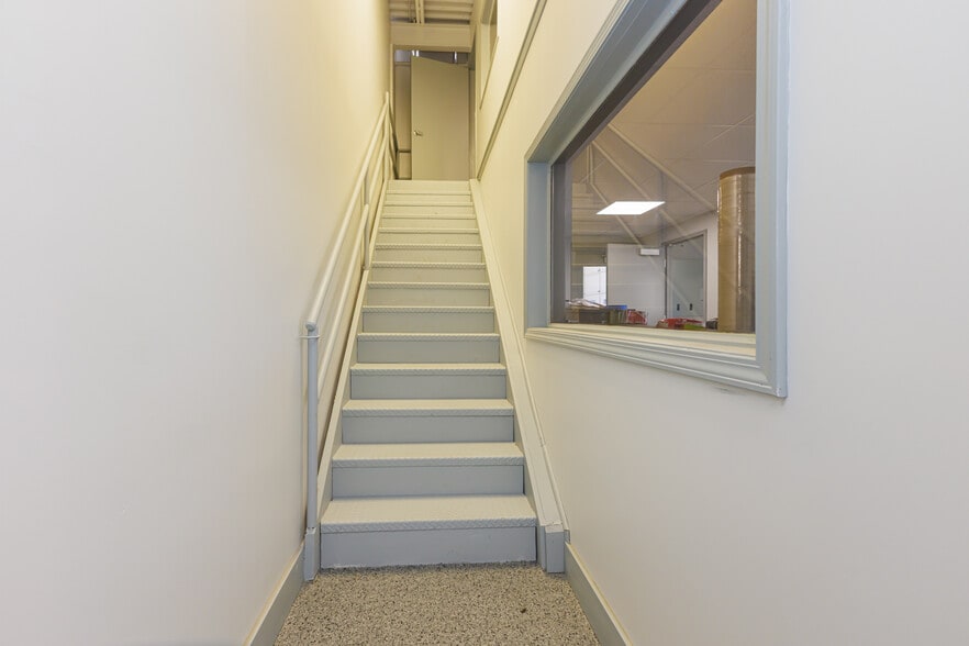 More Photos Of 5513 N Oxford St, Indianapolis Showroom For Lease