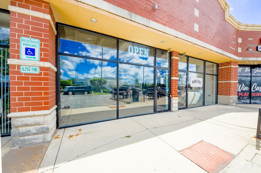 More Photos Of 425-445 Lake St, Addison Unknown For Lease