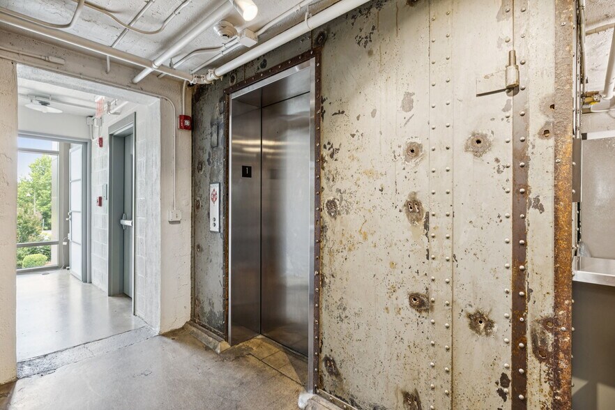 More Photos Of 112 Bridge St, Franklin Office For Sale
