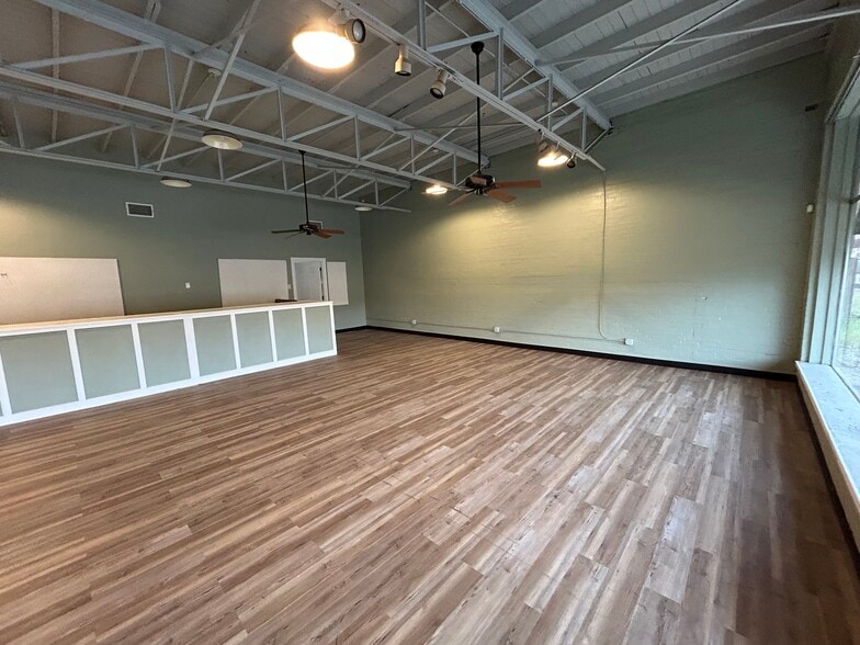More Photos Of 121 S Glenwood Blvd, Tyler Storefront For Sale