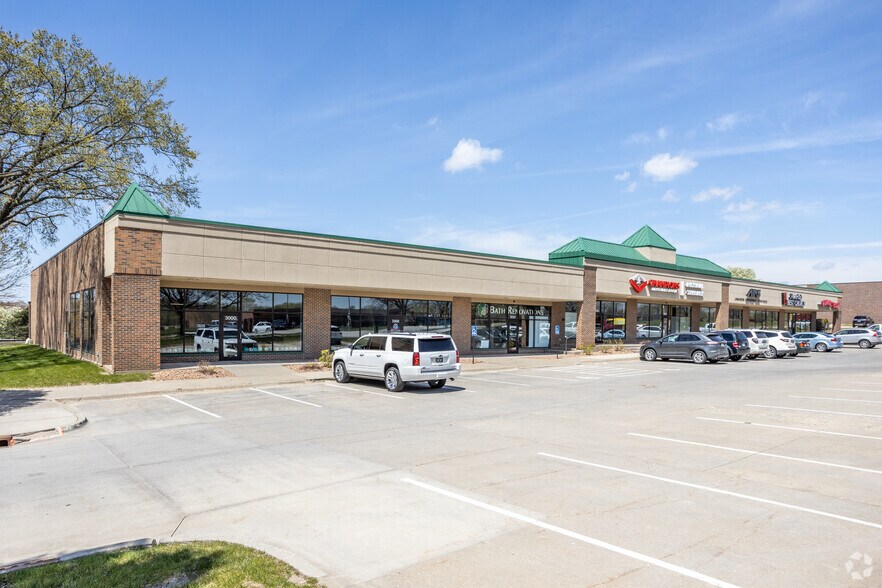 More Photos Of 3000-3070 100th St, Urbandale Showroom For Lease