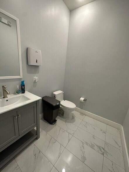 More Photos Of 423-425 NW 10th Ter, Hallandale Beach Light Manufacturing For Lease