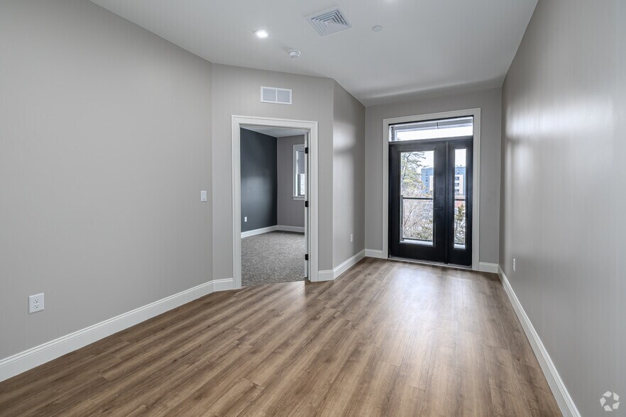 More Photos Of 920-924 Farmington Ave, West Hartford Apartments For Lease