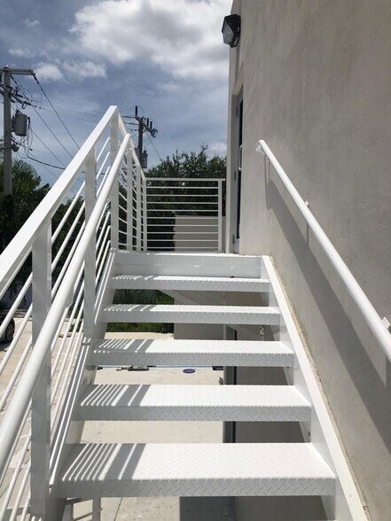 More Photos Of 7111 Biscayne Blvd, Miami Freestanding For Sale