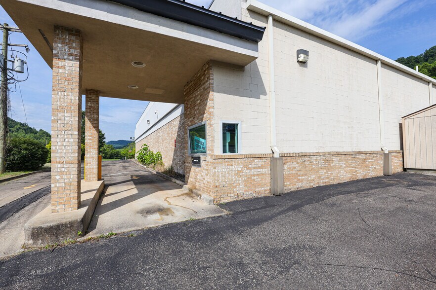 More Photos Of 902 N Lewis St, Glenville Drugstore For Lease