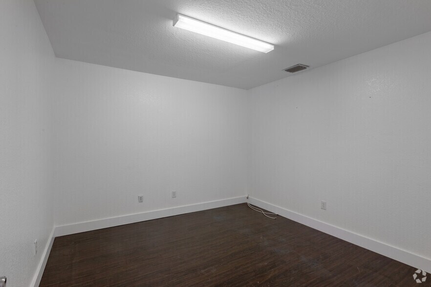 More Photos Of 3130 W 84th St, Hialeah Warehouse For Lease