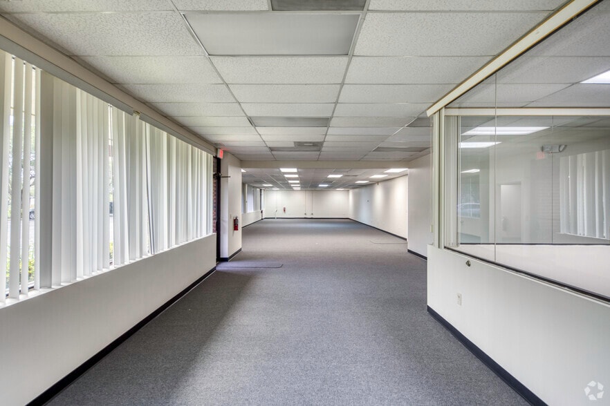 More Photos Of 9412-9424 International Ct N, Saint Petersburg Unknown For Lease