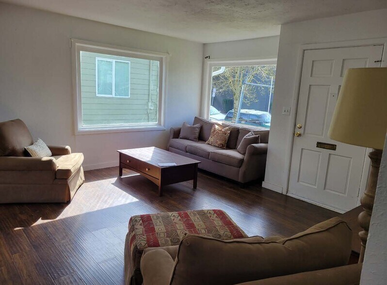 More Photos Of 1915 SE Pershing St, Portland Showroom For Sale