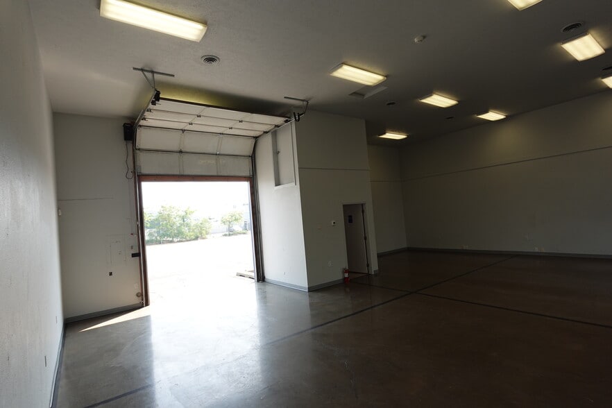 More Photos Of 6010-6012 E Trent Ave, Spokane Showroom For Lease