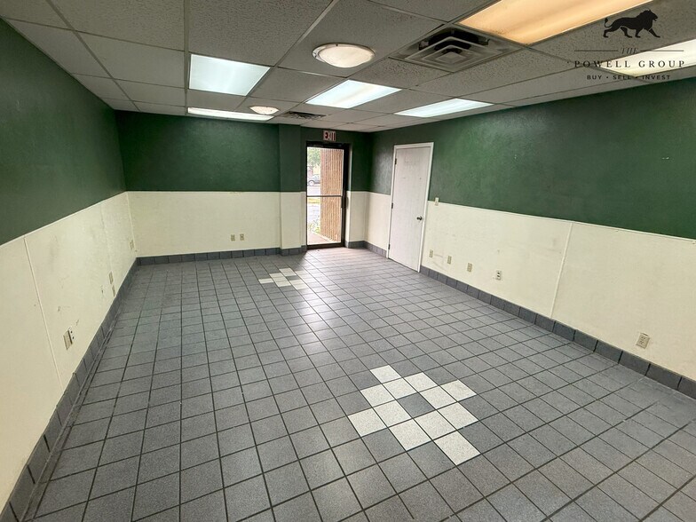 More Photos Of 7902 Slide Rd, Lubbock Veterinarian Kennel For Lease