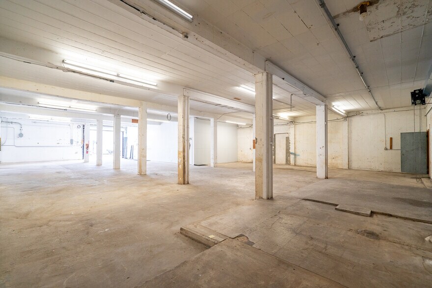 More Photos Of 12260 NE 13th Ct, North Miami Warehouse For Lease