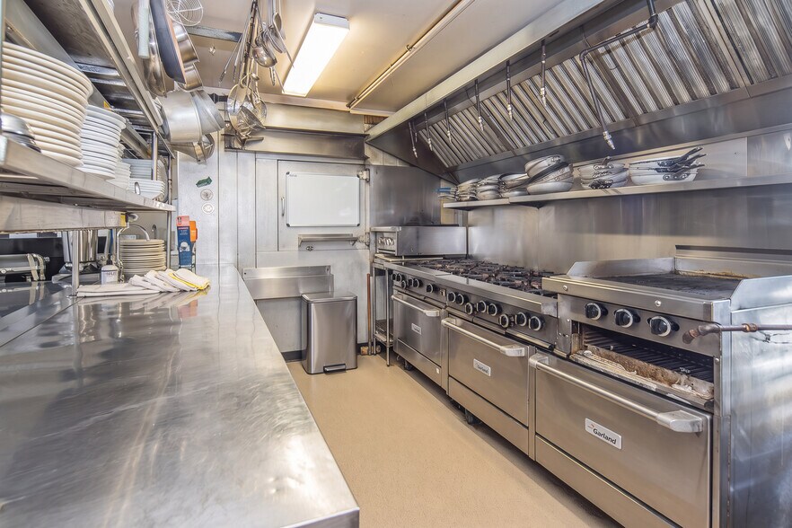 More Photos Of 54 Red Clover Ln, Mendon Hotel For Sale