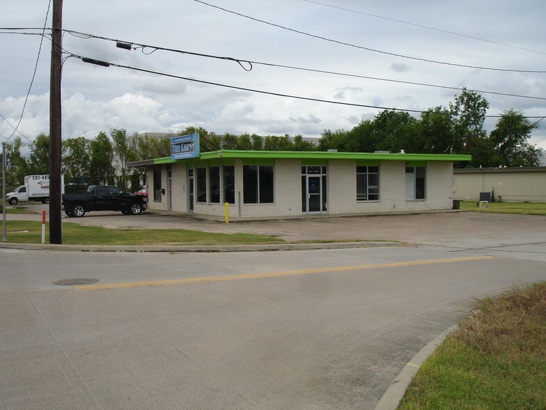 Primary Photo Of 1631 N Main St, Pearland Storefront Retail Office For Lease