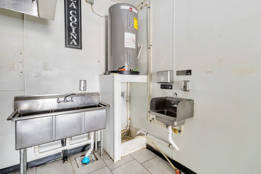 More Photos Of 2808 E Osceola Pky, Kissimmee Storefront Retail Office For Lease