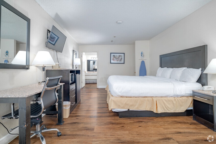 More Photos Of 3616 Veterans Blvd, Del Rio Hotel For Sale