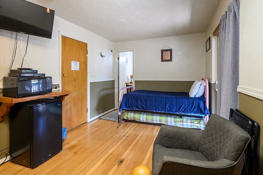 More Photos Of 109455 Highway 97 N, Chemult Hotel For Sale