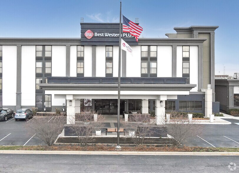 More Photos Of 7220 Woodland Dr, Indianapolis Hotel For Sale