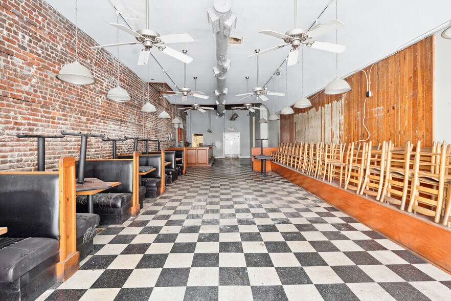 More Photos Of 364 King St, Charleston Storefront Retail Residential For Lease