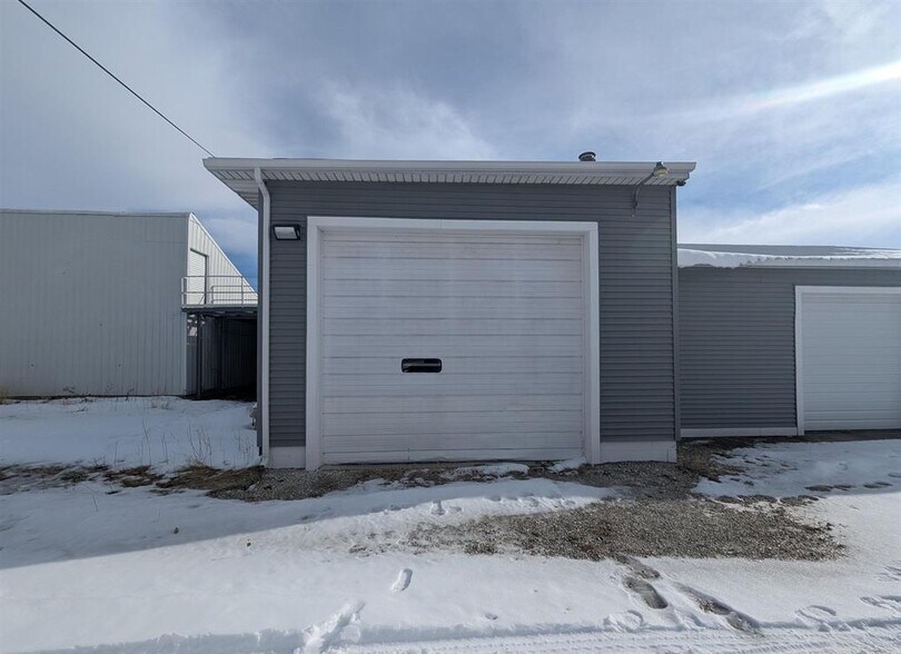 More Photos Of 421 E Moneta Ave, Peoria Heights Self Storage For Lease