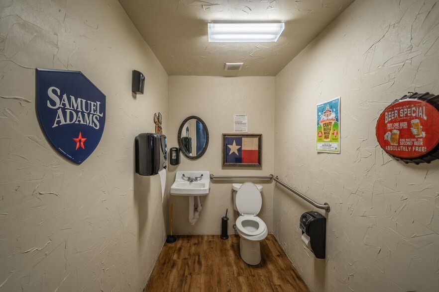 More Photos Of 75 N Waco St, Hillsboro General Retail For Lease