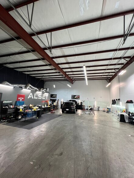 More Photos Of 311 E Saint Elmo Rd, Austin Office For Sale