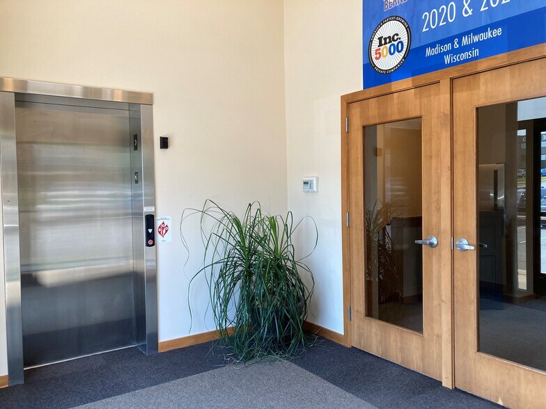 More Photos Of 2009 W Beltline Hwy, Madison Office For Lease