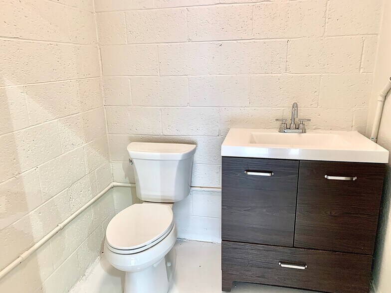 More Photos Of 14809 N 73rd St, Scottsdale Light Distribution For Sale