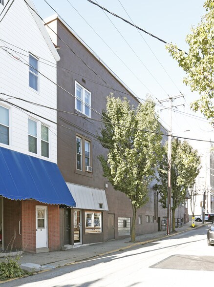 More Photos Of 701-705 W Main St, Mount Pleasant Storefront Retail Office For Lease