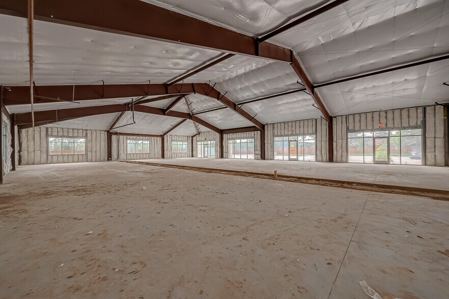More Photos Of 910 East Ave, Katy Showroom For Lease