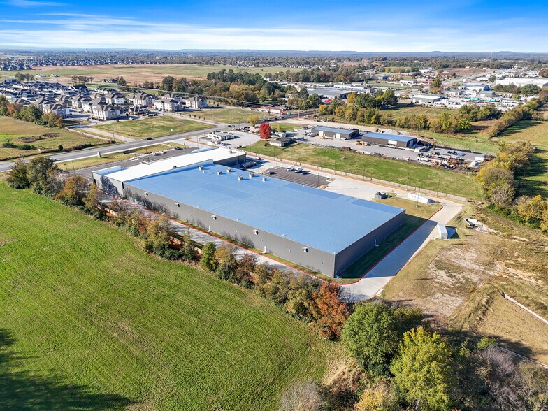 More Photos Of 516 W Henri de Tonti Blvd, Tontitown Industrial For Lease