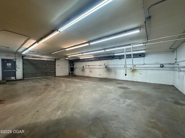 More Photos Of 3236 W 20th St, Joplin Industrial For Sale